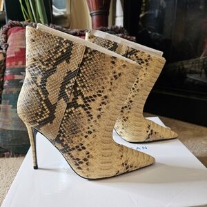 New In Box. Good American Slouchy Snakeskin Stiletto Ankle Boots. Size 7.5
